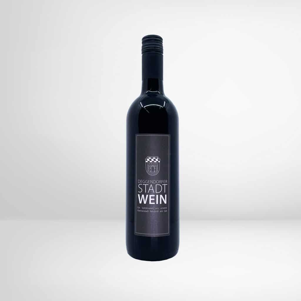 Eine Flasche Deggendorfer Stadtwein - Rotwein Zweigelt 2019 aus Neusiedl am See in Österreich
