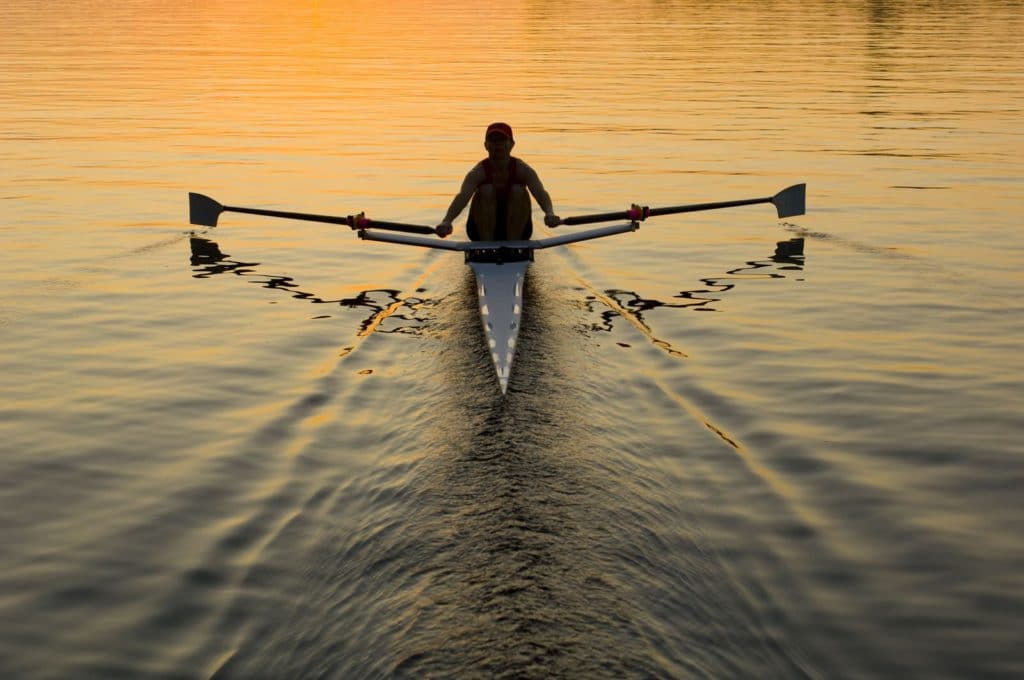 Einsamer Ruderer auf dem Wasser