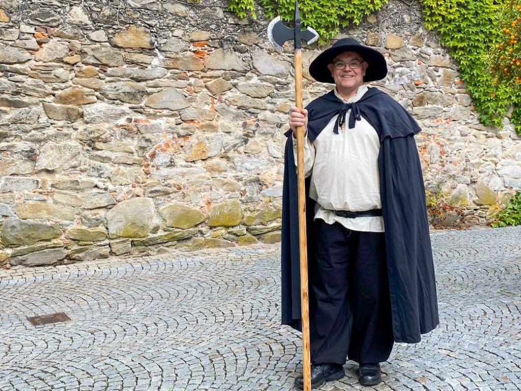 Stadtführer verkleidet als Nachtwächter