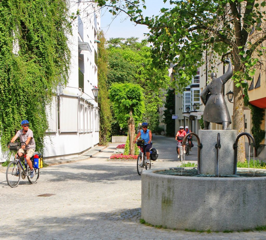 Knödelwerferin Brunnen im Altstadtviertel Deggendorf